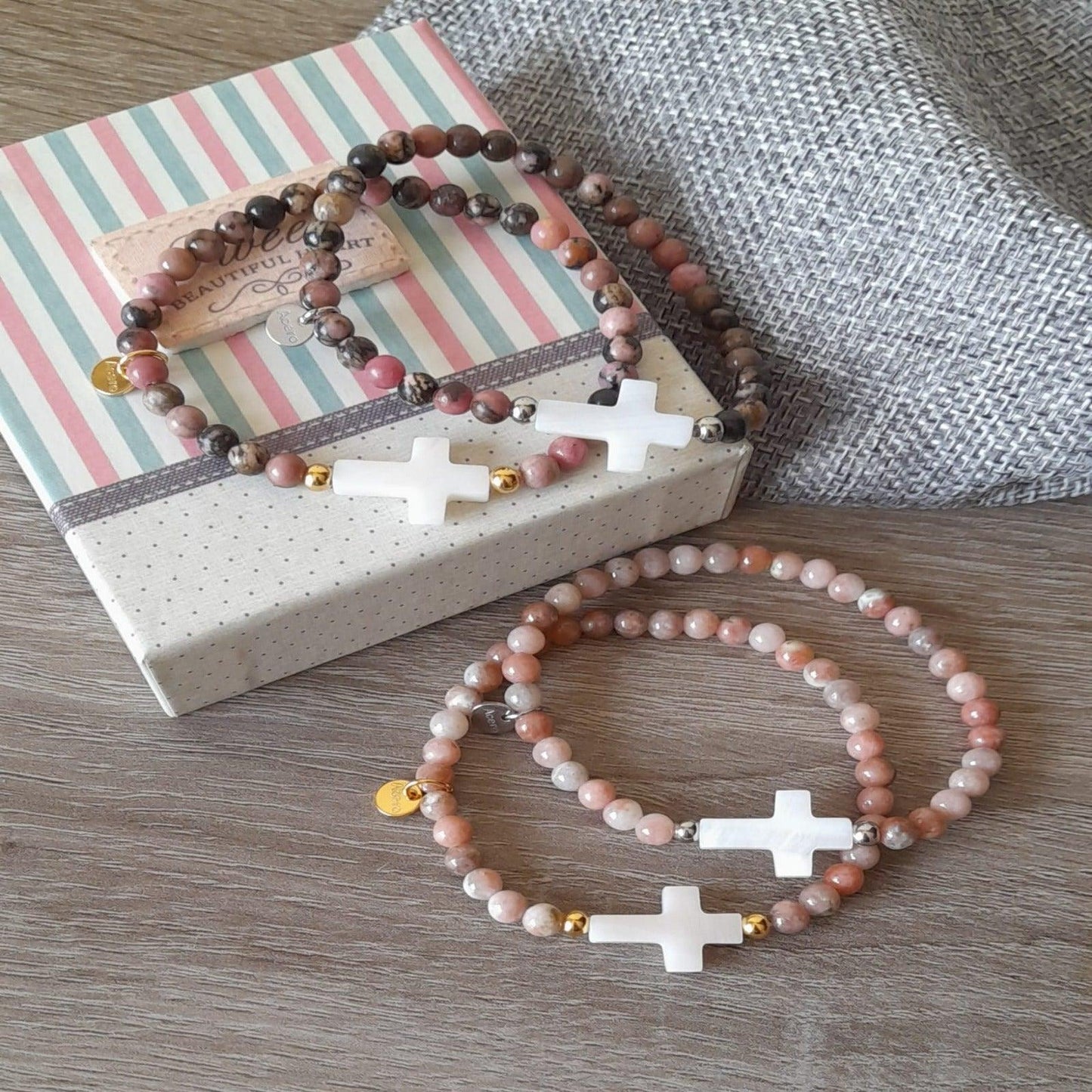 Pulseras elásticas de rodonitas,cruz de nácar y acero
