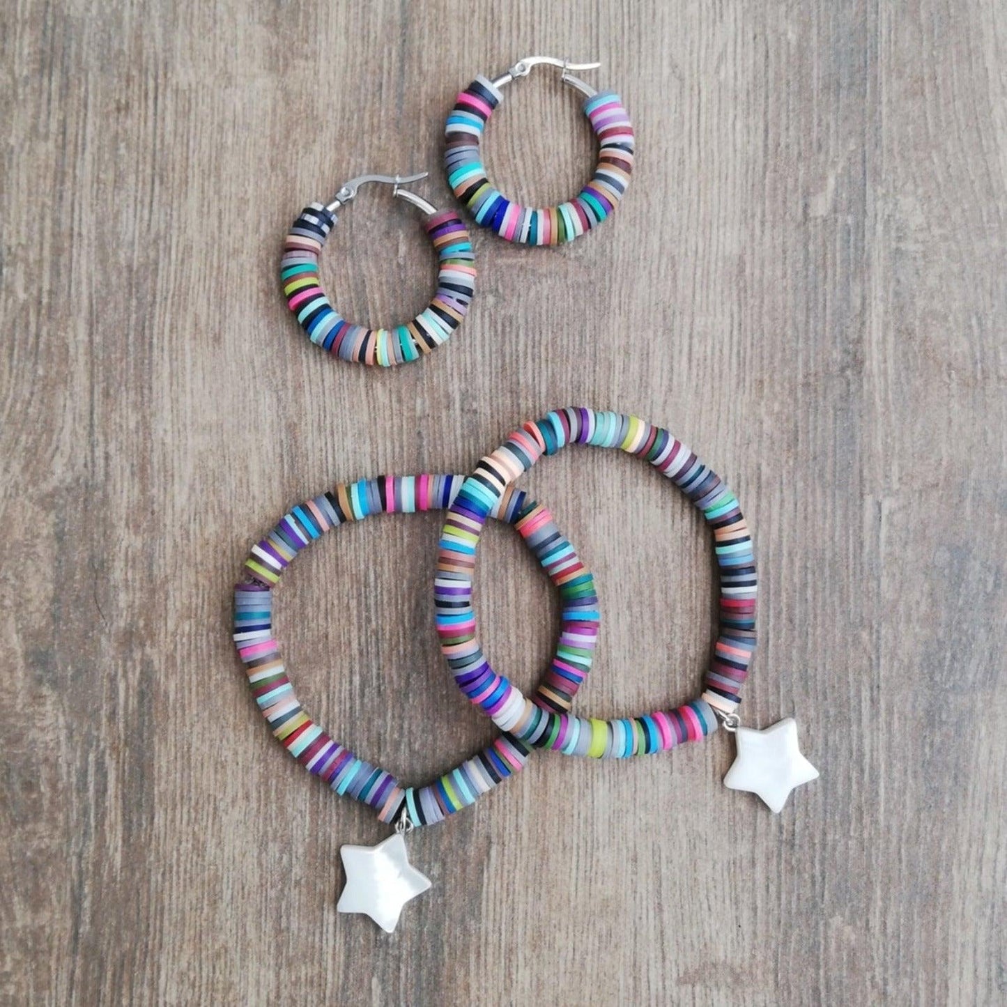 Pulseras elásticas multicolor y pendientes acero multicolor - Janlukdesign