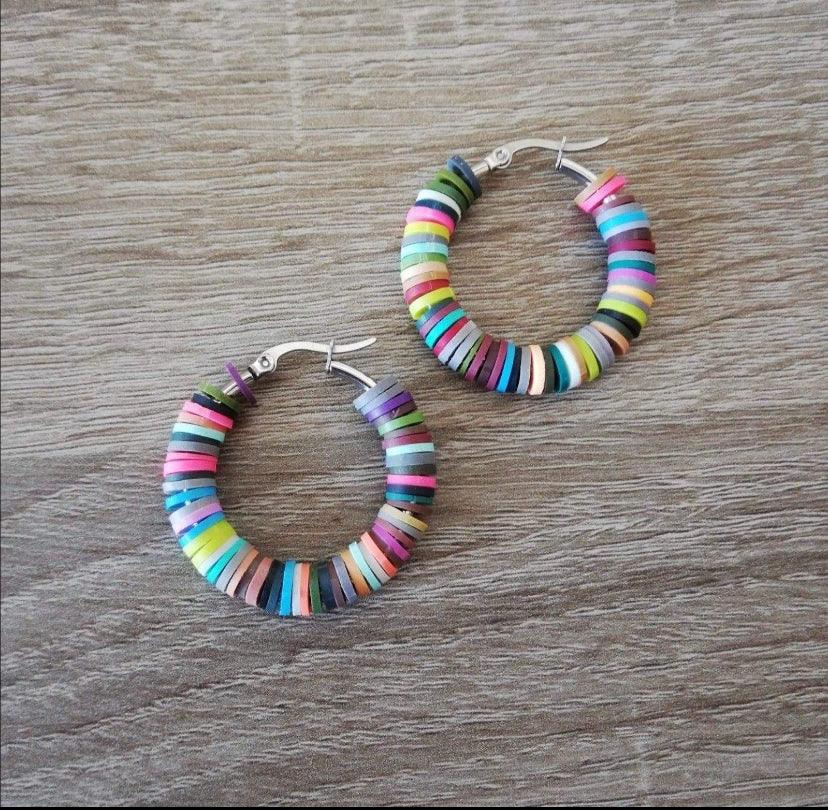 Pulseras elásticas multicolor y pendientes acero multicolor - Janlukdesign